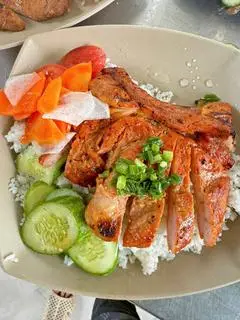 Hình ảnh Cơm tấm sườn nướng + canh rong biển