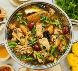 Hình ảnh Lẩu gà tiềm ớt hiểm (1/2 con) 