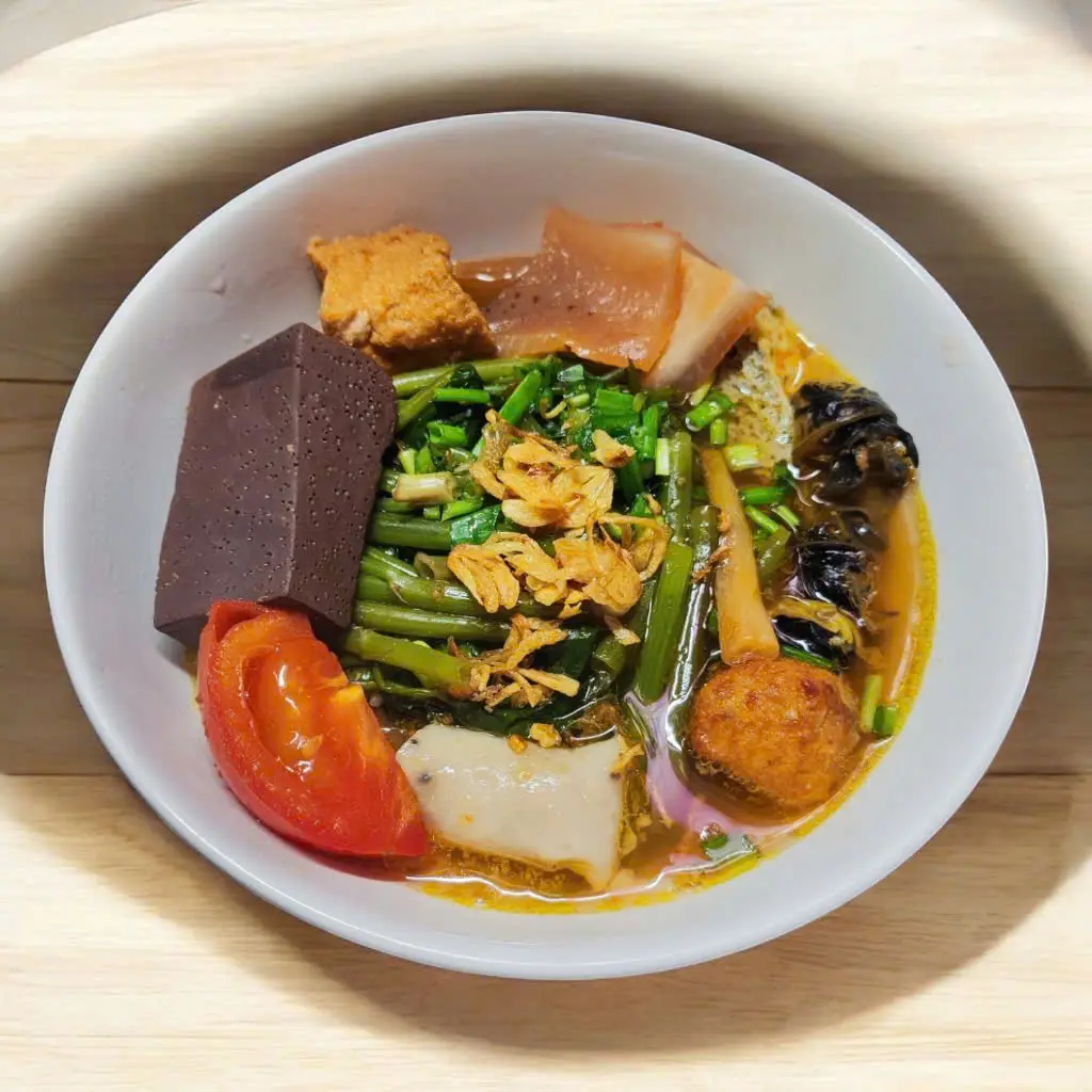 Hình ảnh Canh bún cua - ốc - chả