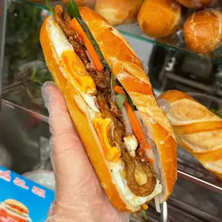 Hình ảnh Bánh mì chả trứng