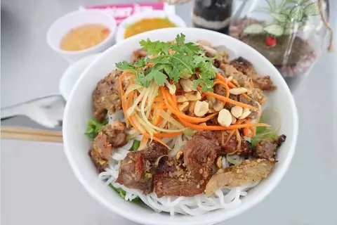 Hình ảnh Bún trộn thịt nướng + Trà quất