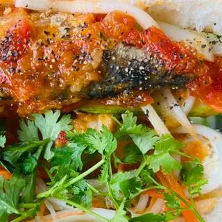 Hình ảnh Bánh mì cá hộp