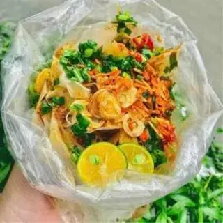 Hình ảnh Bánh tráng phơi sương dẻo trộn thập cẩm, 3 trứng cút, không có khô