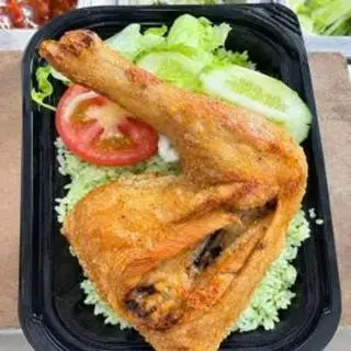 Hình ảnh Cơm gà lá dứa - đùi góc tư sốt xí muội kèm canh