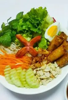 Hình ảnh Bún trộn nem hải sản