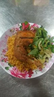 Hình ảnh Cơm gà xối mỡ má đùi 