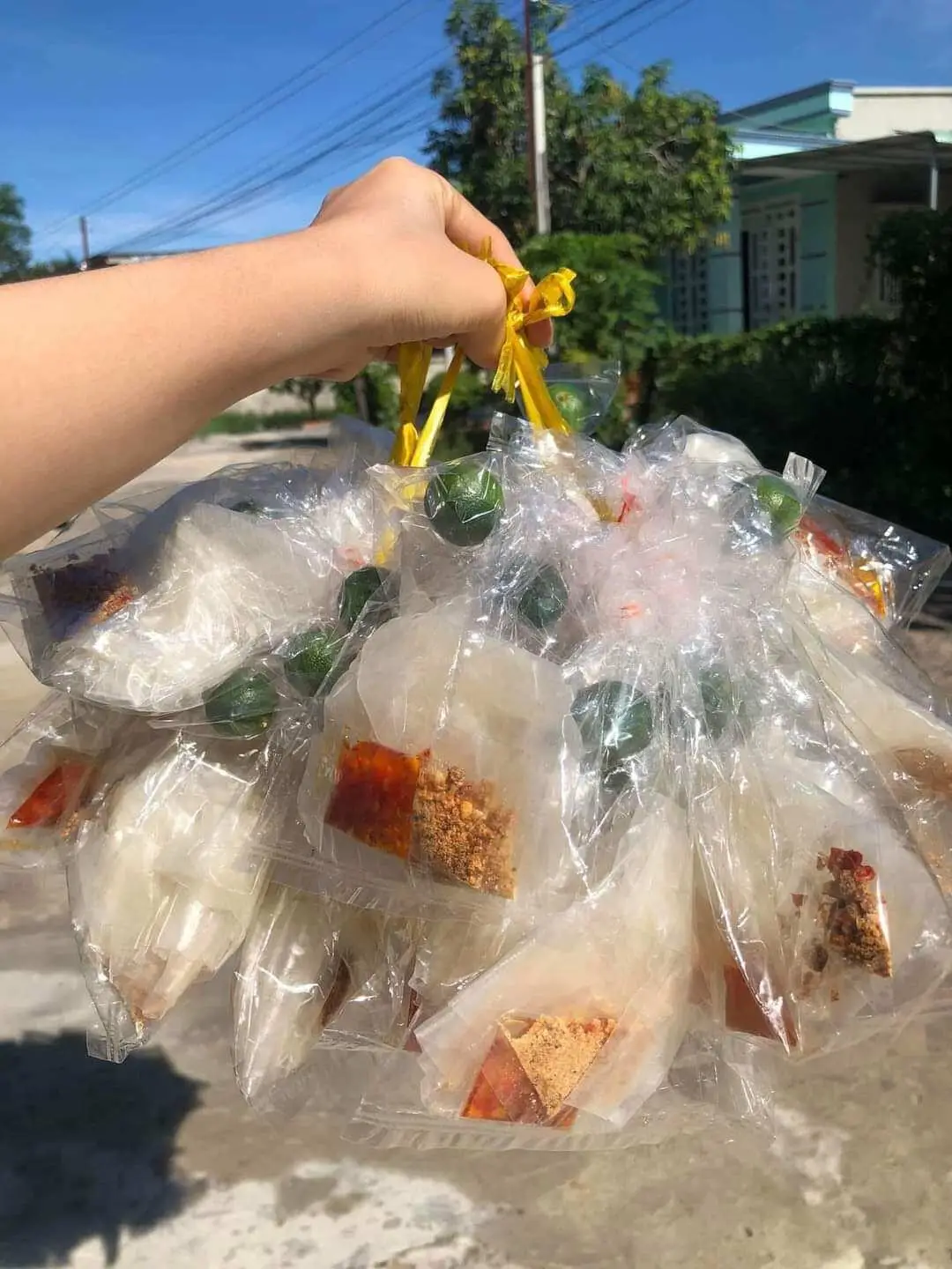 Hình ảnh Bánh tráng xâu tuổi thơ -muối tỏi tắc
