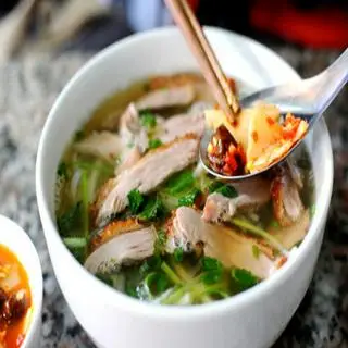 Hình ảnh Bánh đa đỏ đùi ngan
