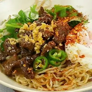 Hình ảnh Mì trộn trứng thịt xiên