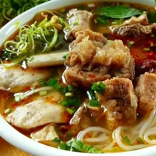 Hình ảnh Bún bò Huế sườn đầy đủ