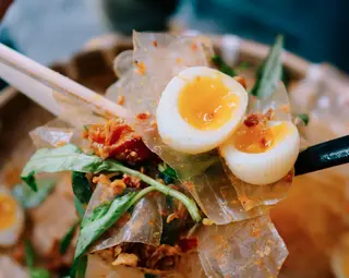 Hình ảnh Bánh tráng trộn trứng lòng đào