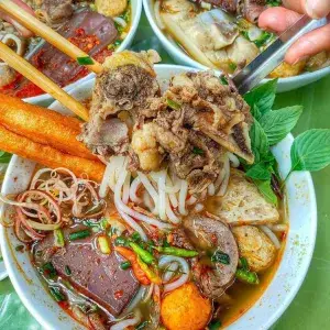Hình ảnh Combo Bún bò nạm, gân, chả cua, chả lá, huyết, Coca