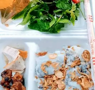 Hình ảnh Bánh Cuốn Nóng Nhân Thịt Mọc Nhĩ Nấm Hương - Thịt Nướng - Chả Quế