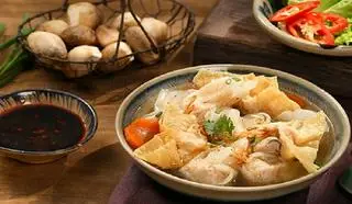 Hình ảnh Hoành thánh chiên nước súp chay