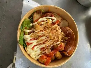 Hình ảnh Mì trộn Indo trứng xúc xích