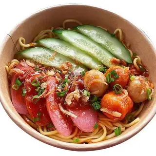 Hình ảnh Mì trộn cá viên xúc xích