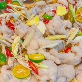 Hình ảnh Chân gà rút xương ngâm sả tắc