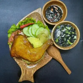 Hình ảnh Cơm gà xối mỡ đùi góc tư