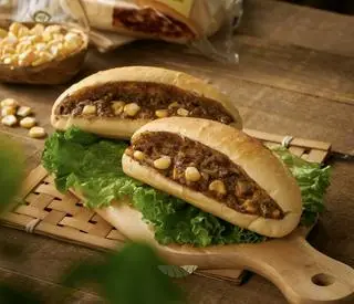Hình ảnh Bánh mì nhân bò ngô nấm sốt tiêu đen - 120gr