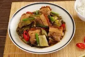 Hình ảnh Cơm heo quay dưa cải