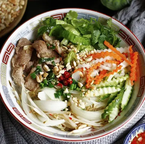 Hình ảnh BÚN THỊT XÀO CÔ THO - Phan Huy Ích