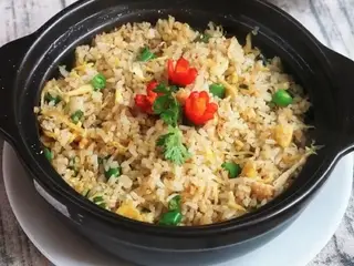 Hình ảnh Cơm chiên gà xé cá mặn