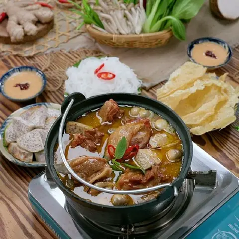 Hình ảnh Lẩu Vịt Nấu Chao & Lẩu Gà Lá É Chú Tư - Hoàng Ngọc Phách