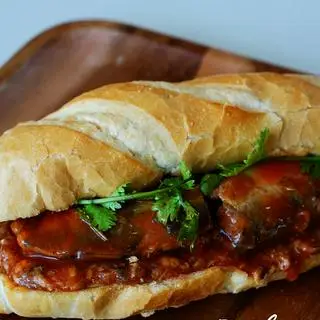 Hình ảnh Bánh mì cá hộp