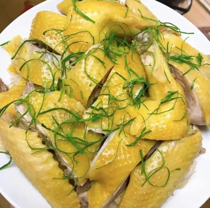 Hình ảnh Gà chặt lá chanh nửa con - cháo gỏi