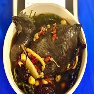 Hình ảnh Gà ác nguyên con + Tim gà, trứng non tần ngải cứu và 11 vị thuốc bắc