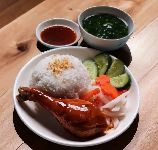 Hình ảnh Cơm gà sốt me nhỏ - đùi hoặc má đùi