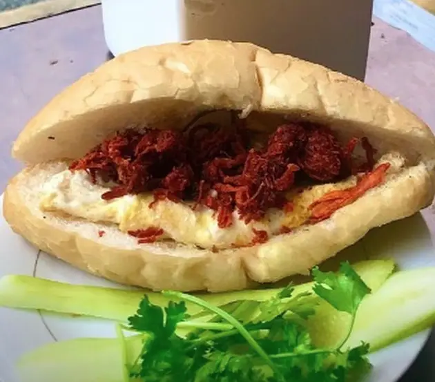 Hình ảnh Bánh mì trứng - bò khô