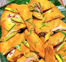 Hình ảnh Gà ủ muối hoa tiêu 1 con chặt sẵn , làm nóng kèm sốt chấm