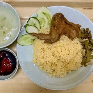 Hình ảnh Cơm gà xối mỡ cánh