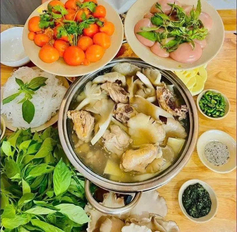 Hình ảnh Lẩu gà lá é 2 - 3 người ăn( lẩu trung)