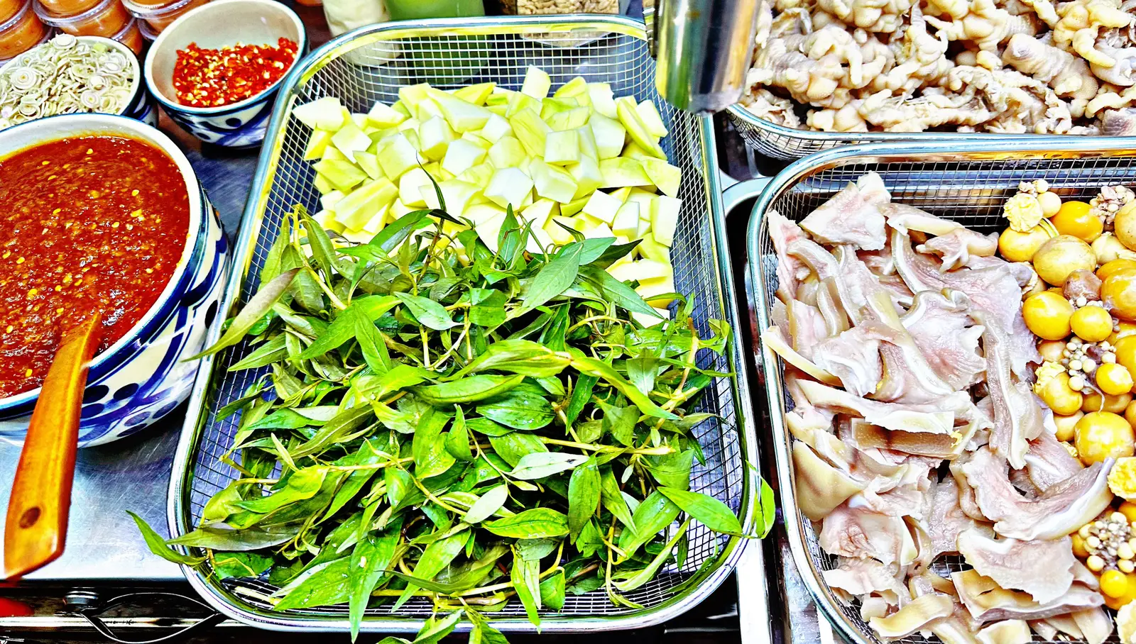 Hình ảnh Chân Gà Sốt Thái & Trứng Non - Tôn Đản
