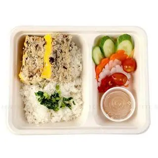 Hình ảnh Cơm tấm chả - trứng - thịt kho tàu