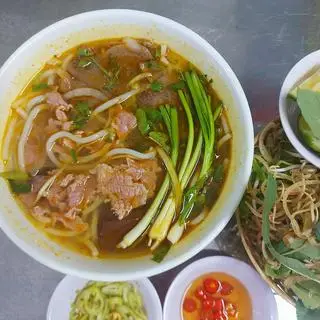 Hình ảnh Bún bò tái nạm