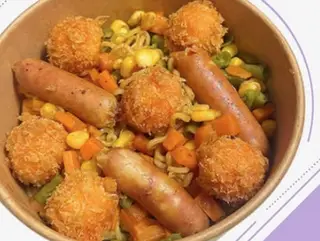 Hình ảnh Mì trộn viên hải sản cam