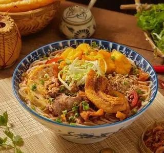 Hình ảnh 2 bát tóp mỡ đầy đủ kèm 1 trà mía