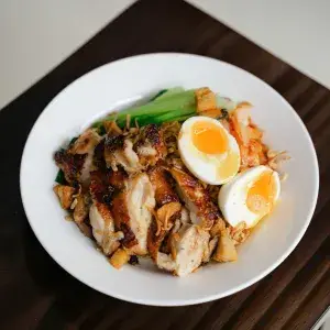 Hình ảnh Mì trộn gà nướng lá chanh