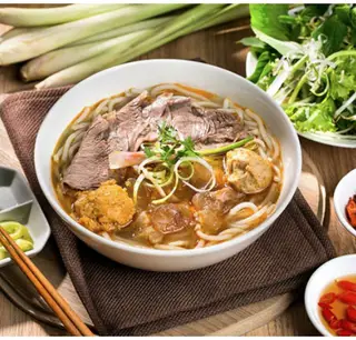 Hình ảnh Bún bò Huế tái nạm bắp
