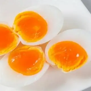 Hình ảnh 10 Trứng gà ta luộc lòng đào nước dừa tươi