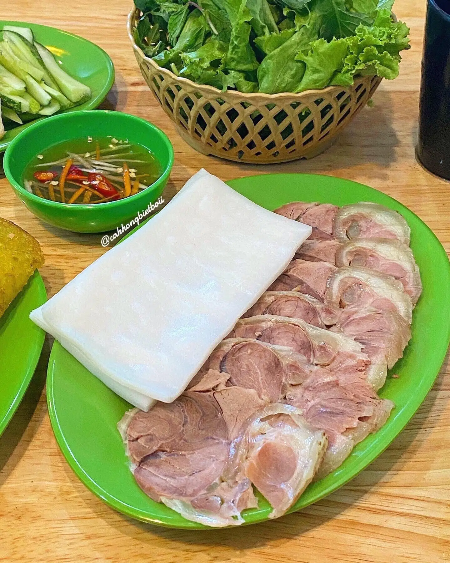 Hình ảnh Bánh tráng cuốn thịt heo luộc