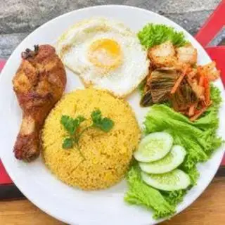 Hình ảnh Cơm gà lá dứa - đùi tỏi sốt mayonnaise kèm canh
