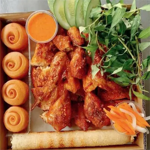 Hình ảnh Anh Bán Gà - Gà Nướng Cơm Lam & Bánh Bao - Phạm Văn Chiêu