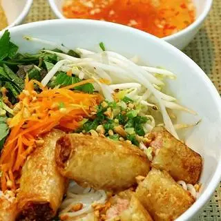 Hình ảnh Bún trộn chả giò
