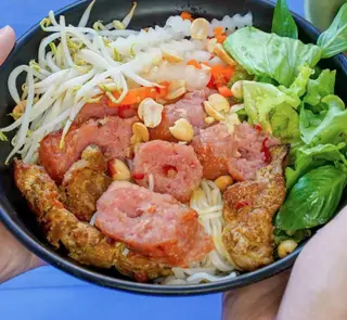 Hình ảnh Bún trộn nem nướng hồ lô