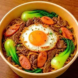 Hình ảnh Mì trộn thập cẩm bò - trứng - xúc xích
