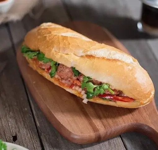 Hình ảnh Bánh mỳ pate truyền thống thập cẩm - trứng